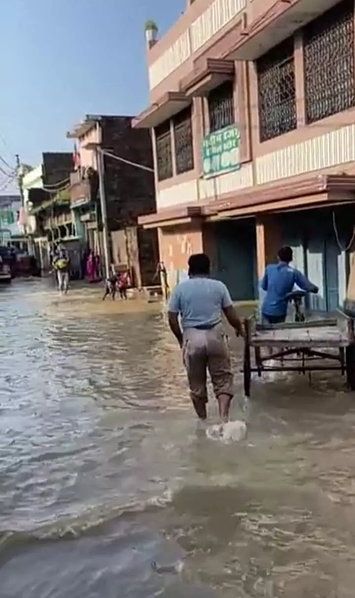 सिद्धार्थनगर में नौगढ़-बांसी मार्ग पर बाढ़ का पानी चढ़ने से PET अभ्यर्थियों की मुश्किलें बढ़ गई हैं।