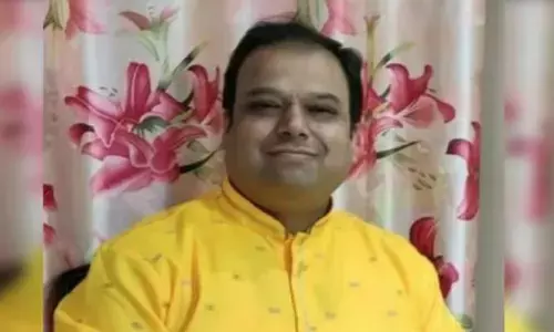 गाजियाबाद : दिवाली की झालर लगते समय हुआ बड़ा हादसा : चौथी मंजिल से गिरकर LIC अफसर की मौत!