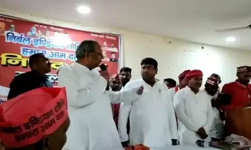 कैबिनेट मंत्री संजय निषाद ने गुस्से में मंच पर माइक फेंक दिया, बोले- अगर हमसे बड़े नेता हो तो बोलो, नहीं तो सुनो. VIDEO वायरल कैबिनेट मंत्री संजय निषाद ने गुस्से में मंच पर माइक फेंक दिया, बोले- अगर हमसे बड़े नेता हो तो बोलो, नहीं तो सुनो. VIDEO वायरल