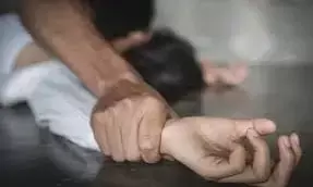 पिता ही बेटी को रखता था पत्नी बनाकर, उसके साथ करता था गंदा काम,ऐसे हुआ खुलासा जानें..... पिता ही बेटी को रखता था पत्नी बनाकर, उसके साथ करता था गंदा काम,ऐसे हुआ खुलासा जानें.....