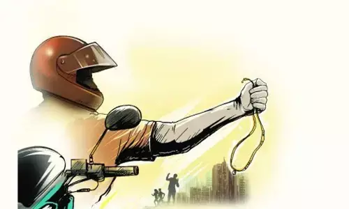 कूड़ा फेंकने निकली महिला का चैन नोचकर भागे बदमाश! पुलिस कर रही है मामले की जांच..