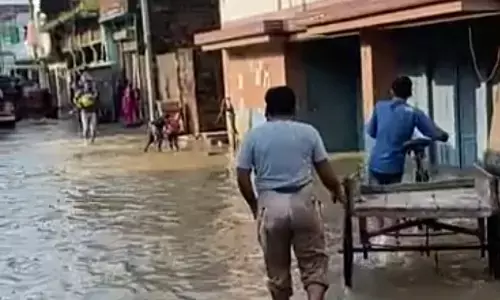 सिद्धार्थनगर में नौगढ़-बांसी मार्ग पर बाढ़ का पानी चढ़ने से PET अभ्यर्थियों की मुश्किलें बढ़ गई हैं। सिद्धार्थनगर में नौगढ़-बांसी मार्ग पर बाढ़ का पानी चढ़ने से PET अभ्यर्थियों की मुश्किलें बढ़ गई हैं।