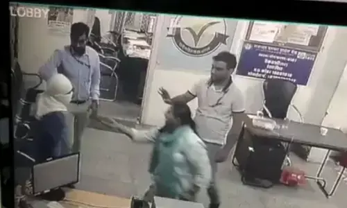 बहादुरी की मिसाल: चाकू लिए लुटेरे से भिड़ी बैंक मैनेजर ने 37 लाख रु. बचाए, पकड़ा गया बदमाश बहादुरी की मिसाल: चाकू लिए लुटेरे से भिड़ी बैंक मैनेजर ने 37 लाख रु. बचाए, पकड़ा गया बदमाश