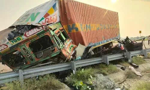 पूर्वांचल एक्सप्रेस वे पर BMW और कंटेनर की टक्कर का फ़ेसबुक लाइव आया सामने, कैसे हुई 4 लोगों की दर्दनाक मौत पूर्वांचल एक्सप्रेस वे पर BMW और कंटेनर की टक्कर का फ़ेसबुक लाइव आया सामने, कैसे हुई 4 लोगों की दर्दनाक मौत