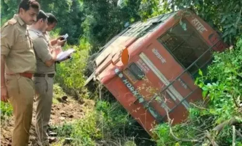 तेज रफ्तार रोडवेज बस अनियंत्रित होकर नाले में घुसी,दर्जनो यात्री घायल... तेज रफ्तार रोडवेज बस अनियंत्रित होकर नाले में घुसी,दर्जनो यात्री घायल...