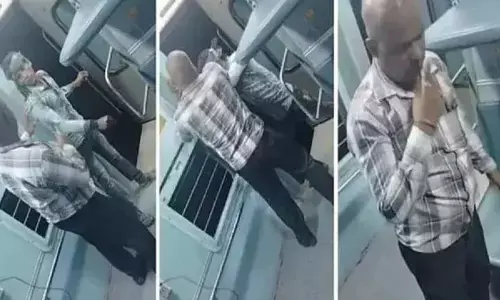 VIDEO: दो यात्रियों में हुआ विवाद, युवक को चलती ट्रेन से धक्का देकर नीचे फेंका, देखिए खौफनाक वीडियो VIDEO: दो यात्रियों में हुआ विवाद, युवक को चलती ट्रेन से धक्का देकर नीचे फेंका, देखिए खौफनाक वीडियो