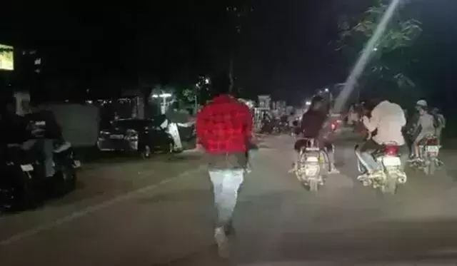 उधार के पैसे न चुका पाने पर स्कूटर में बांधकर सडक पर घसीटा,दो आरोपी गिरफ्तार.. उधार के पैसे न चुका पाने पर स्कूटर में बांधकर सडक पर घसीटा,दो आरोपी गिरफ्तार..