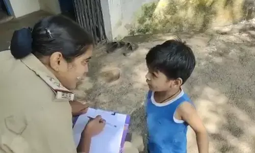 MP Viral Video: मां की शिकायत लेकर 3 साल का बच्चा पहुंचा थाने, कहा- मम्मी को जेल में डाल दो, मेरा चॉकलेट चुरा लेती हैं- Video MP Viral Video: मां की शिकायत लेकर 3 साल का बच्चा पहुंचा थाने, कहा- मम्मी को जेल में डाल दो, मेरा चॉकलेट चुरा लेती हैं- Video