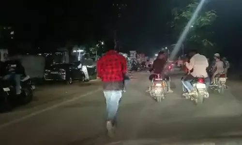 Odisha News: उधार ना चुकाने की ऐसा सजा, युवक को स्कूटी से बांधकर सड़क पर घसीटा- Video Odisha News: उधार ना चुकाने की ऐसा सजा, युवक को स्कूटी से बांधकर सड़क पर घसीटा- Video