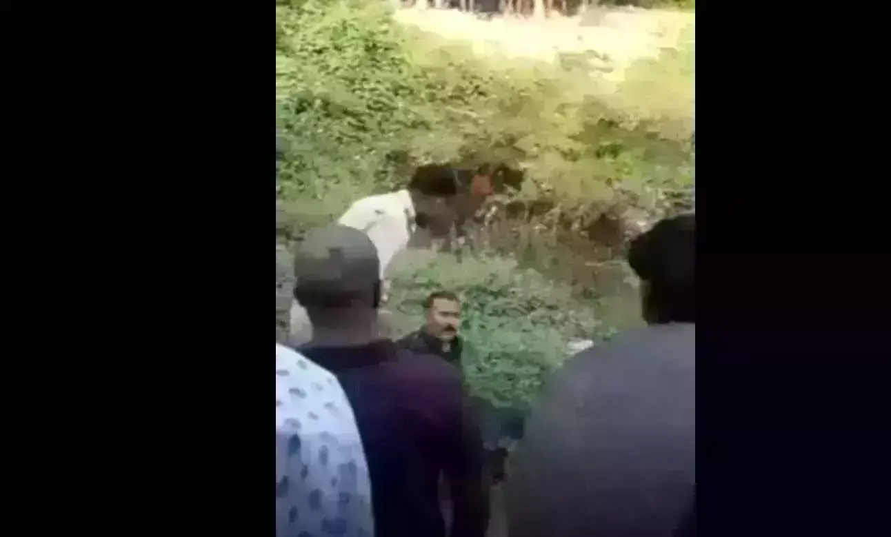 बिहार मे शराब के नशे में धुत एंबुलेंस ड्राइबर ने कई लोगों को मारी टक्कर फिर खुद नाले में कूदा... बिहार मे शराब के नशे में धुत एंबुलेंस ड्राइबर ने कई लोगों को मारी टक्कर फिर खुद नाले में कूदा...