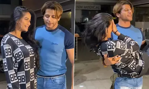Poonam Pandey and Karanvir Bohra: करणवीर बोहरा ने पूनम पांडे को गोद में  उठाया, कपड़े एडजस्ट करती दिखीं एक्ट्रेस Poonam Pandey and Karanvir Bohra: करणवीर बोहरा ने पूनम पांडे को गोद में  उठाया, कपड़े एडजस्ट करती दिखीं एक्ट्रेस