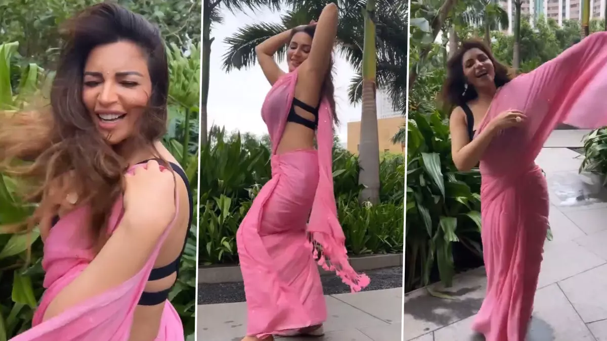 Shama Sikander Sexy Video Photo: Shama Sikander ले रही हैं मुंबई की बरसात का भरपूर आनंद, साड़ी में हॉट डांस Video हुआ Viral Shama Sikander Sexy Video Photo: Shama Sikander ले रही हैं मुंबई की बरसात का भरपूर आनंद, साड़ी में हॉट डांस Video हुआ Viral