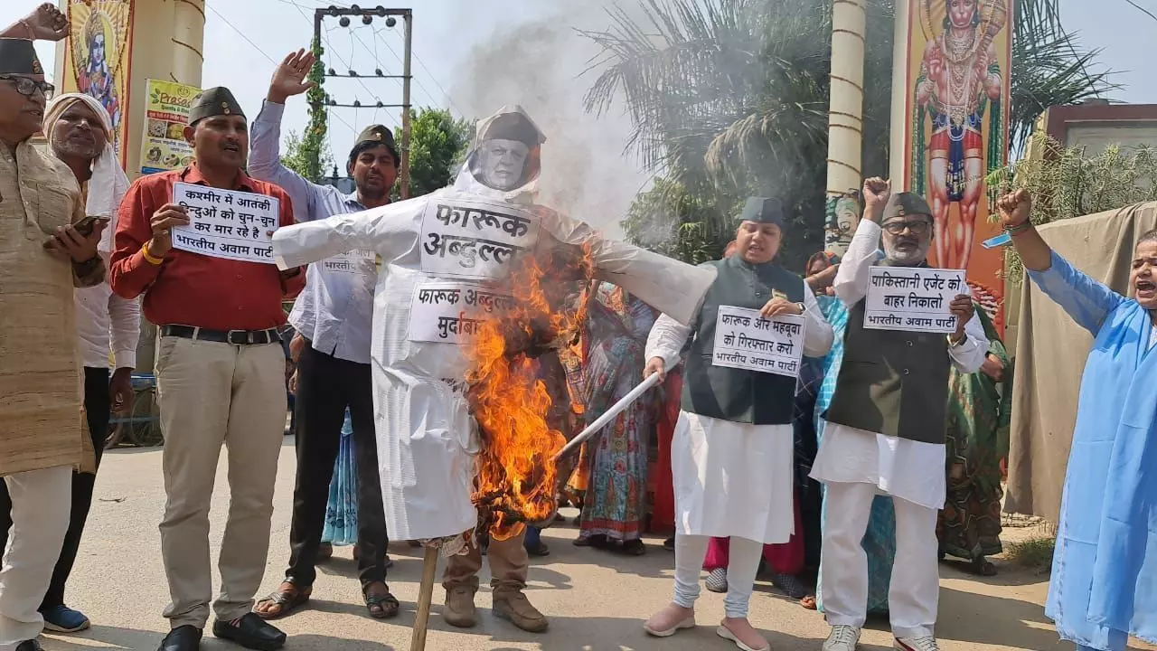 वाराणसी में भारतीय आवाम पार्टी के लोगों ने फारूक अब्दुल्ला का पुतला फूंका