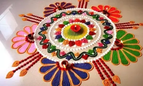 Diwali Easy Rangoli Designs 2022: दिवाली पर फूलों और रंगों से बनाएं ये आसान और खूबसूरत रंगोली डिजाइन्स, देखें Videos