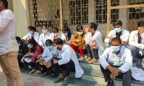 आयुर्वेद विभाग में सीट बढ़ाने को लेकर छात्र और बीएचयू प्रशासन आमने-सामने आयुर्वेद विभाग में सीट बढ़ाने को लेकर छात्र और बीएचयू प्रशासन आमने-सामने