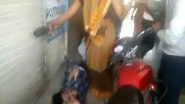 हाथरस में PET परीक्षा देने आये युवक को महिला ने जमकर चप्पल बरसा दीं एक आरोपी गिरफ्तार.... हाथरस में PET परीक्षा देने आये युवक को महिला ने जमकर चप्पल बरसा दीं एक आरोपी गिरफ्तार....