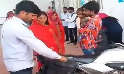 बेबस पिता बाइक की डिग्गी में डालकर ले गया बच्चे का शव, रुला देगा ये VIDEO बेबस पिता बाइक की डिग्गी में डालकर ले गया बच्चे का शव, रुला देगा ये VIDEO