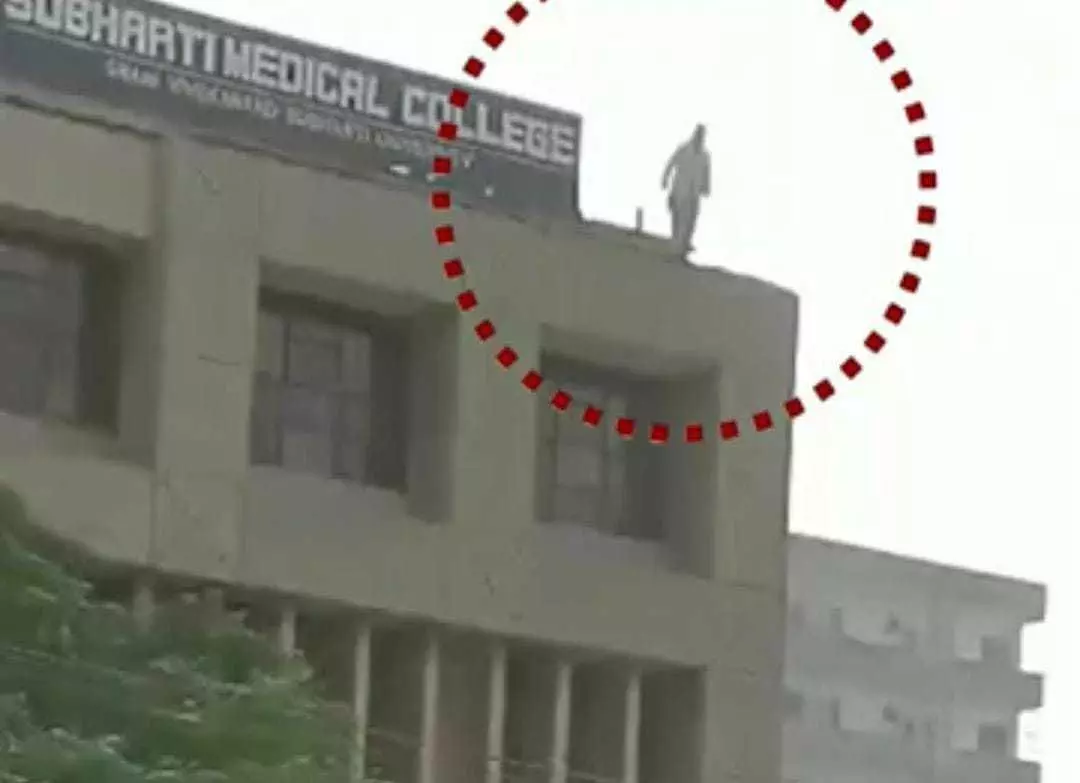 मेरठ में मेडिकल कॉलेज के फोर्थ फ्लोर से BDS की एक छात्रा ने लगाई छलांग, विडियो देखकर उड जाएंगे होश मेरठ में मेडिकल कॉलेज के फोर्थ फ्लोर से BDS की एक छात्रा ने लगाई छलांग, विडियो देखकर उड जाएंगे होश