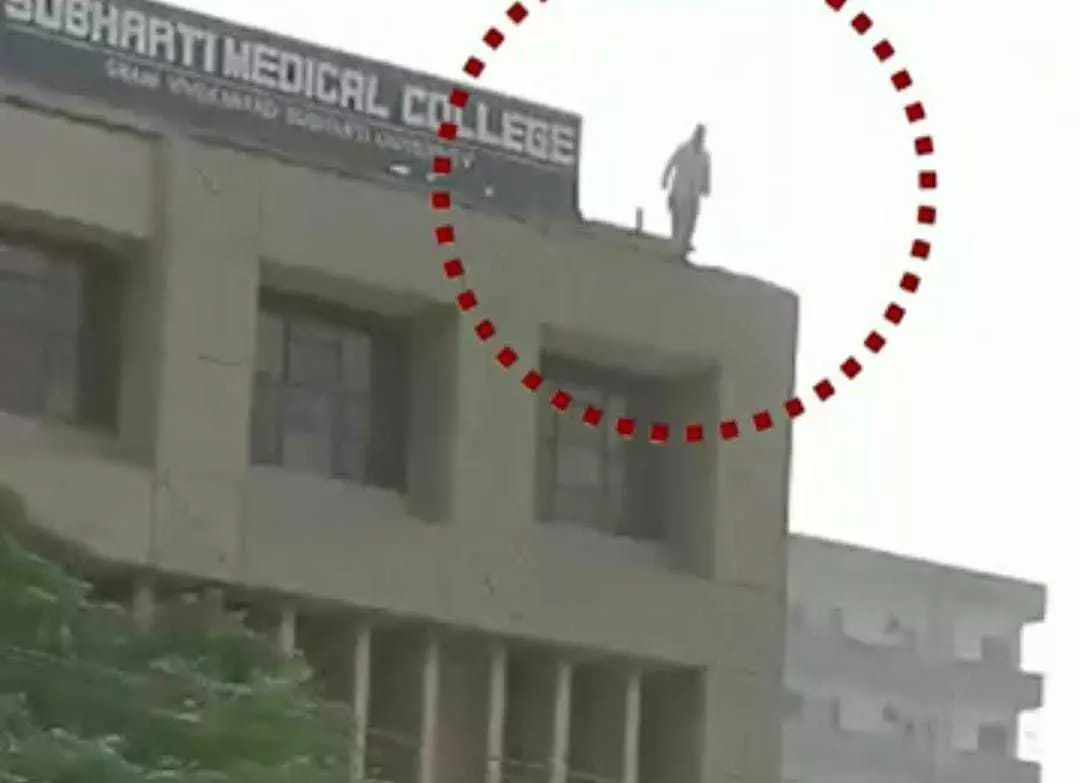 मेरठ में मेडिकल कॉलेज के फोर्थ फ्लोर से BDS की एक छात्रा ने लगाई छलांग, विडियो देखकर उड जाएंगे होश