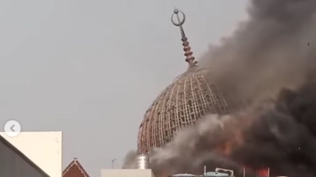 Giant dome of Jakarta Islamic Centre Grand Mosque collapses after fire
