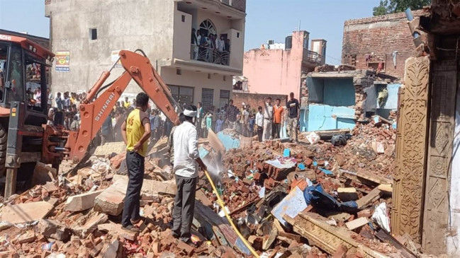 MP में बड़ा हादसा : मुरैना के पटाखा फैक्ट्री में ब्लास्ट, धमाके में पूरी इमारत हुई धरासाई, 4 लोगों की मौत , 7 घायल