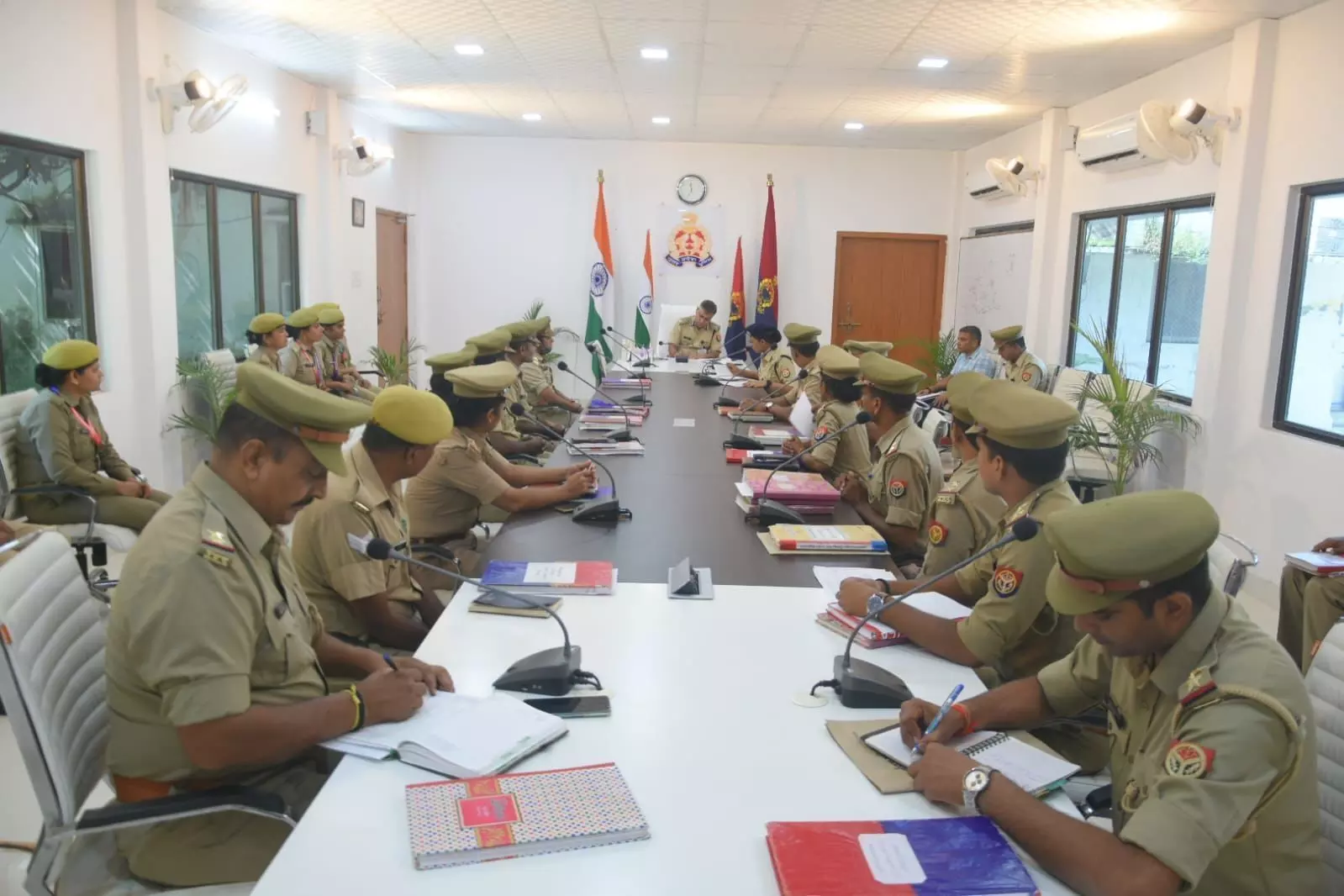 वाराणसी पुलिस कमिश्नर ने ली क्राइम मीटिंग! आने वाले त्योहारों पर विशेष सतर्कता बरतने के निर्देश...