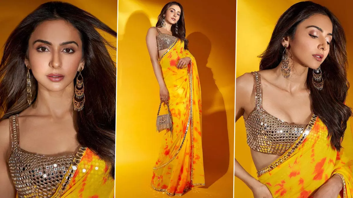 Rakul Preet Singh Sexy Video Photo: Rakul Preet Singh का हॉट येल्लो साड़ी में दिखा किलर लुक, एक्ट्रेस का ग्लैमरस लुक मोह लेगा आपका दिल Rakul Preet Singh Sexy Video Photo: Rakul Preet Singh का हॉट येल्लो साड़ी में दिखा किलर लुक, एक्ट्रेस का ग्लैमरस लुक मोह लेगा आपका दिल