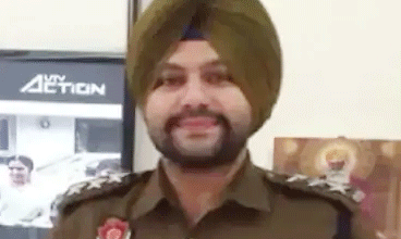 Punjab DSP Gagandeep Bhullar Died:पंजाब में गोली लगने से डिप्टी एसपी की मौत, अफसर की खून से लथपथ लाश, पुलिस महकमे में मचा हड़कंप Punjab DSP Gagandeep Bhullar Died:पंजाब में गोली लगने से डिप्टी एसपी की मौत, अफसर की खून से लथपथ लाश, पुलिस महकमे में मचा हड़कंप
