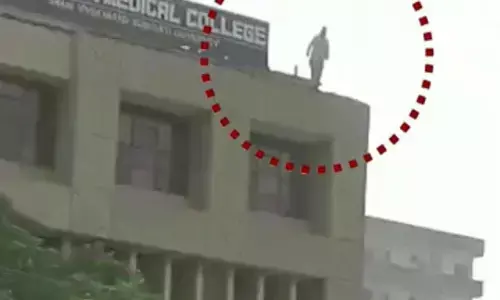 मेरठ में मेडिकल कॉलेज के फोर्थ फ्लोर से BDS की एक छात्रा ने लगाई छलांग, विडियो देखकर उड जाएंगे होश