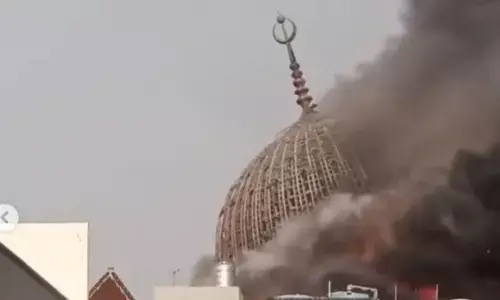 Jakarta Grand Mosque : जकार्ता की मस्जिद में लगी भीषण आग, भरभरा कर गिर गया गुंबद, Video
