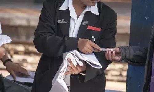 बीएचयू के छात्रों ने कोटा पटना एक्सप्रेस में पकड़ा फर्जी टीटीई बीएचयू के छात्रों ने कोटा पटना एक्सप्रेस में पकड़ा फर्जी टीटीई