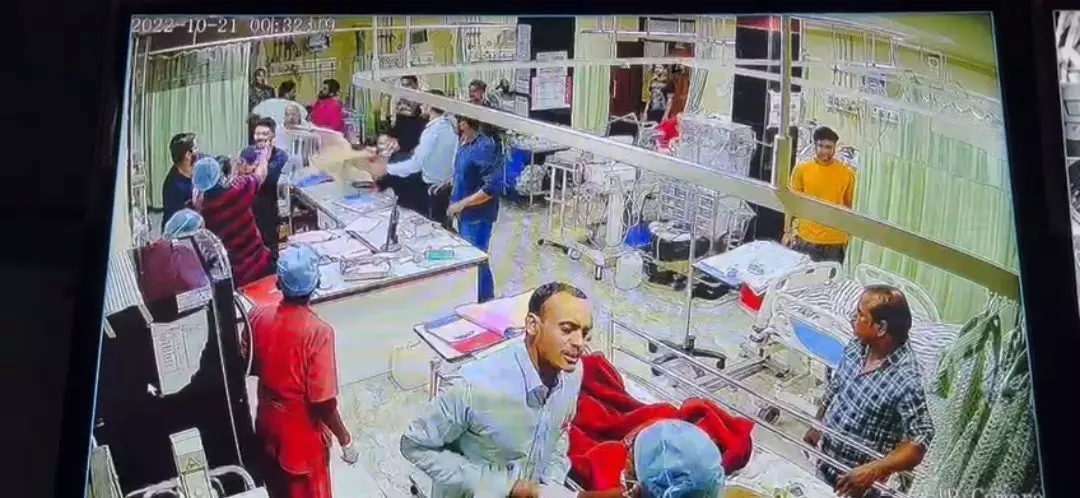 हॉस्पिटल में परिजनों ने की अस्पताल प्रशासन से मारपीट! वीडियो वायरल...