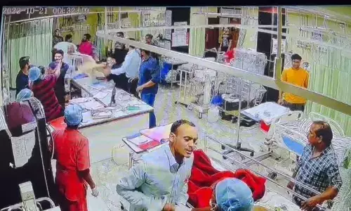 हॉस्पिटल में परिजनों ने की अस्पताल प्रशासन से मारपीट! वीडियो वायरल... हॉस्पिटल में परिजनों ने की अस्पताल प्रशासन से मारपीट! वीडियो वायरल...