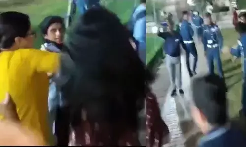 नोएडा सोसाइटी में फिर हंगामा, गार्ड्स के साथ मारपीट, खींची गई चोटियां, चले थप्पड़, कैमरे में कैद VIDEO वायरल