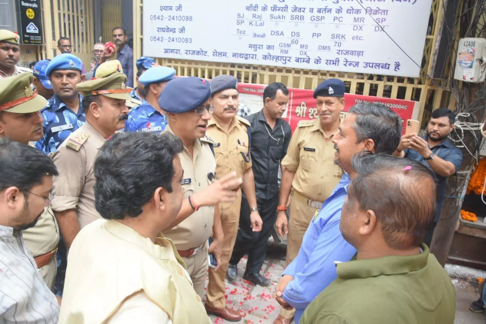 दीपावली से पहले सुरक्षा व्यवस्था जांचने खुद सड़कों पर उतरे वाराणसी पुलिस कमिश्नर! कहा – भयमुक्त होकर दीपावली मनाएं