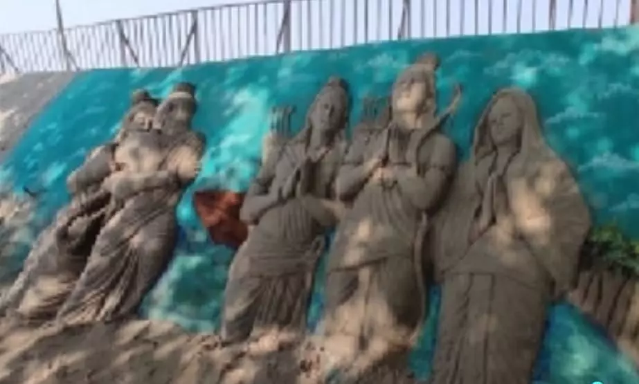 सरयू की रेत पर उकेरा जा रहा हैं रामायणकालीन प्रसंग, मोदी-योगी की तस्वीर भी बनेगी