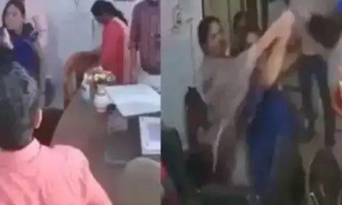 UP News : मानदेय न मिलने से नाराज आशा बहुओं ने अधिकारी की जमकर कर दी पिटाई? UP News : मानदेय न मिलने से नाराज आशा बहुओं ने अधिकारी की जमकर कर दी पिटाई?