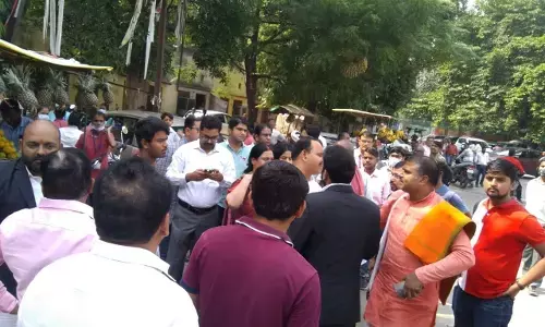 एपेक्स हॉस्पिटल के कर्मचारी और परिजनों में जिला मुख्यालय पर हुई नोकझोंक! परिजनों ने एफआईआर दर्ज कराने की लगाई गुहार.. एपेक्स हॉस्पिटल के कर्मचारी और परिजनों में जिला मुख्यालय पर हुई नोकझोंक! परिजनों ने एफआईआर दर्ज कराने की लगाई गुहार..