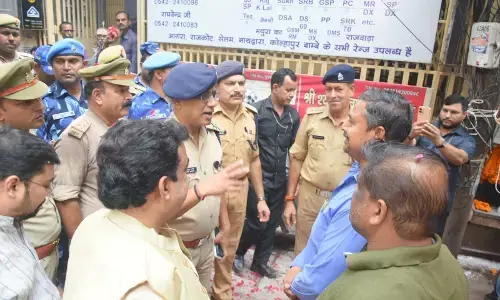 दीपावली से पहले सुरक्षा व्यवस्था जांचने खुद सड़कों पर उतरे वाराणसी पुलिस कमिश्नर! कहा – भयमुक्त होकर दीपावली मनाएं