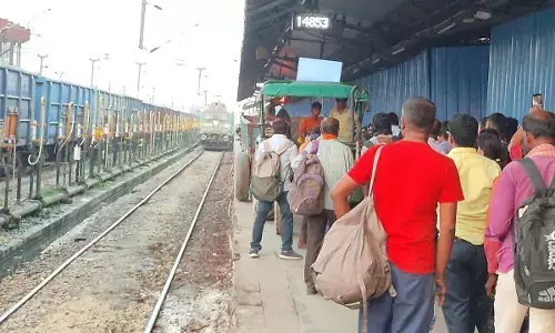 वाराणसी में रेलवे की बड़ी लापरवाही! प्लेटफॉर्म पर पैसेंजर, ट्रेन और ट्रैक्टर एक साथ.. वाराणसी में रेलवे की बड़ी लापरवाही! प्लेटफॉर्म पर पैसेंजर, ट्रेन और ट्रैक्टर एक साथ..