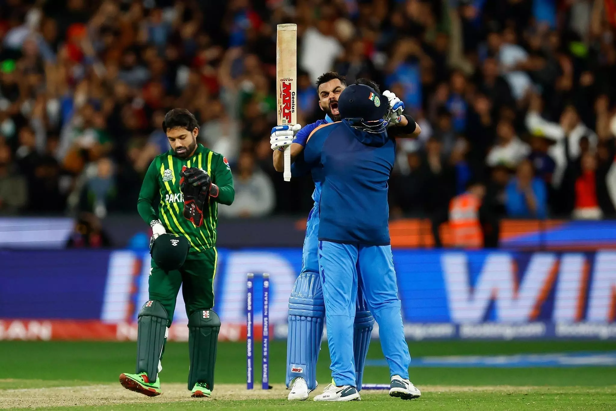 #INDvPAK : भारत-पाकिस्तान मैच का आखिरी ओवर, हर बॉल सांस रोकने वाली, देखिए- वो करिश्माई ओवर