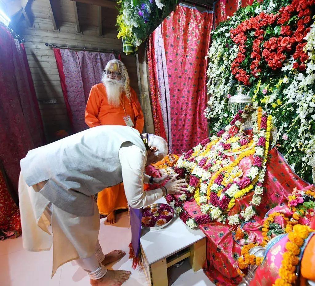 प्रधानमंत्री नरेन्द्र मोदी पहुंचे अयोध्या, किया रामलला का दर्शन पूजन प्रधानमंत्री नरेन्द्र मोदी पहुंचे अयोध्या, किया रामलला का दर्शन पूजन