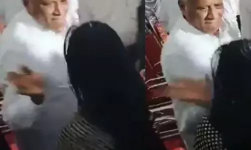 कर्नाटक के मंत्री वी. सोमन्ना ने महिला को सरेआम जड़ा थप्पड़, फिर भी आशीर्वाद के लिए महिला ने छुए पैर, वीडियो हुआ वायरल