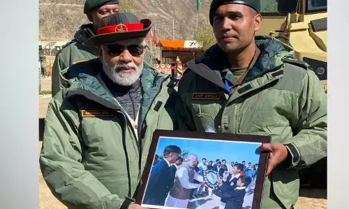 21 साल बाद  शख्स से मिले पीएम मोदी...पहले मिले थे तो छात्र थे, अब बन गए हैं सेना के अधिकारी