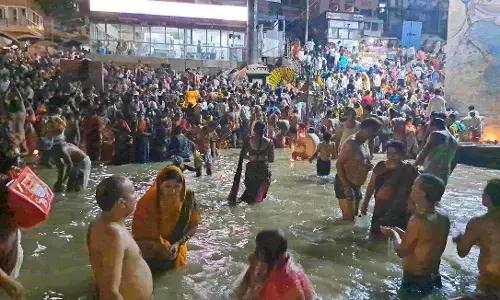 सूर्य ग्रहण खत्म होते ही गंगा के घाटों पर उमड़ा श्रद्धालुओं का रेला! लोग कर रहे हैं दान-पुण्य... सूर्य ग्रहण खत्म होते ही गंगा के घाटों पर उमड़ा श्रद्धालुओं का रेला! लोग कर रहे हैं दान-पुण्य...