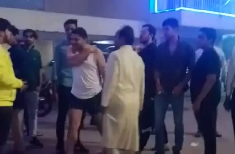 NCR में यूपी पुलिस का खौफ खत्म: गाजियाबाद के गौरव त्यागी ने अर्धनग्न हालत में महिला को गाली गलौज कर पीटा, देखिए पूरा वीडियो