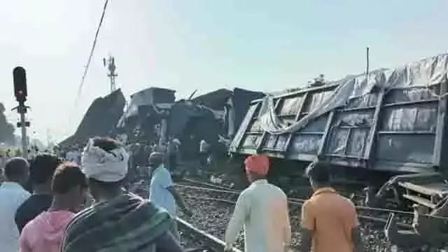 मालगाड़ी का भीषण हादसा, एक-दूसरे पर चढ़े 50 से ज्यादा डिब्बे मालगाड़ी का भीषण हादसा, एक-दूसरे पर चढ़े 50 से ज्यादा डिब्बे