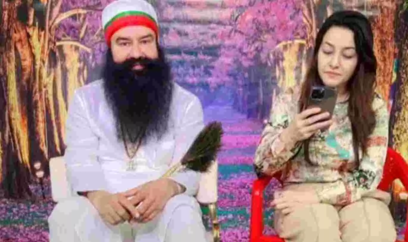 पैरोल पर जेल से बाहर आए राम रहीम ने हनीप्रीत का बदला नाम, गद्दी को लेकर कह दी ये बड़ी बात पैरोल पर जेल से बाहर आए राम रहीम ने हनीप्रीत का बदला नाम, गद्दी को लेकर कह दी ये बड़ी बात