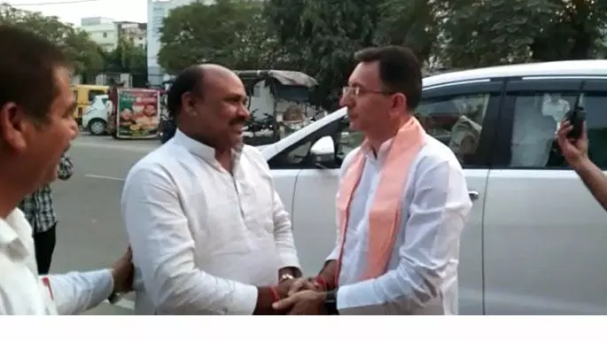 मंत्री जतिन प्रसाद पहुंचे गोला, उपचुनाव को लेकर जनता से की बातचीत मंत्री जतिन प्रसाद पहुंचे गोला, उपचुनाव को लेकर जनता से की बातचीत