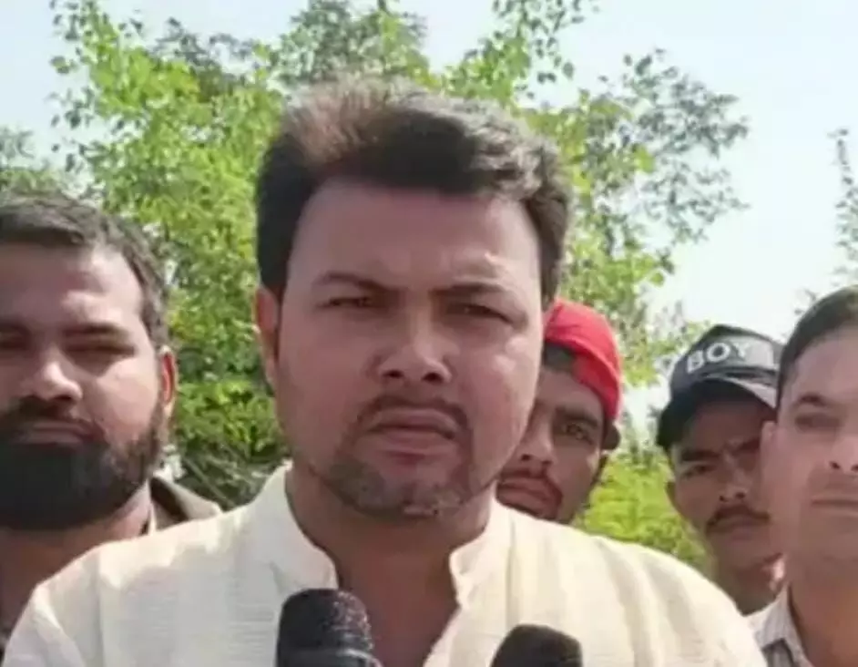 असलम नामक गुंडे ने विश्व हिन्दू परिषद के महानगर मंत्री विकास मिश्रा के सीने पर तमंचा से किया फायर, फायर न होने से बाल बाल बचे असलम नामक गुंडे ने विश्व हिन्दू परिषद के महानगर मंत्री विकास मिश्रा के सीने पर तमंचा से किया फायर, फायर न होने से बाल बाल बचे